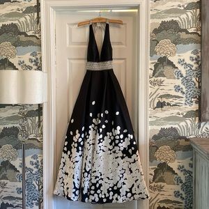 Beautifully crafted gown from the brand Vienna, size 4.